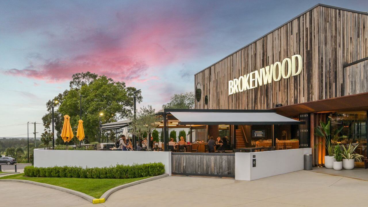 brokenwood-cellar-door-at-sunset