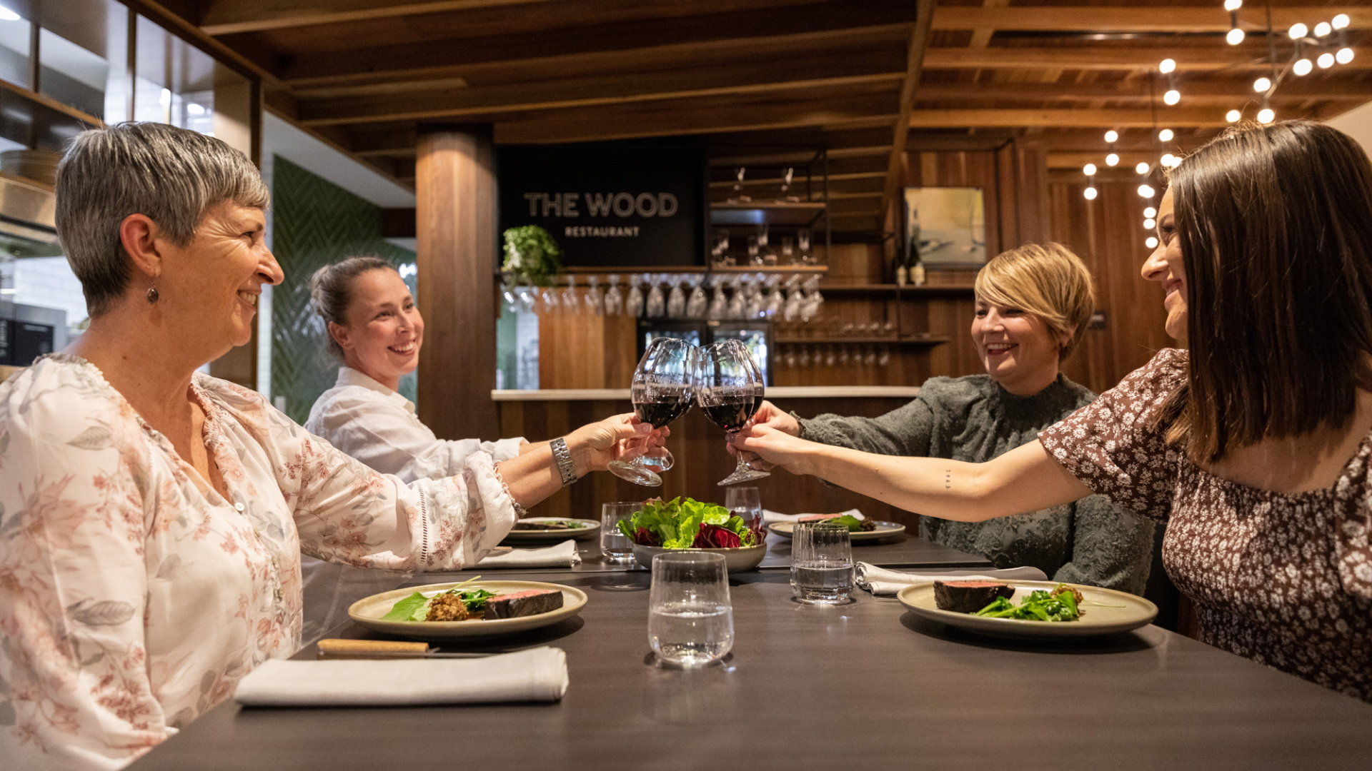 group-friends-celebrating-dinner-at-hunter-valley-winery-restaurant