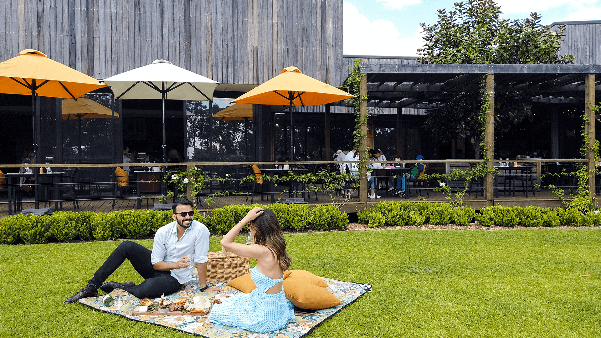 couple-having-picnic-outside-brokenwood-wines